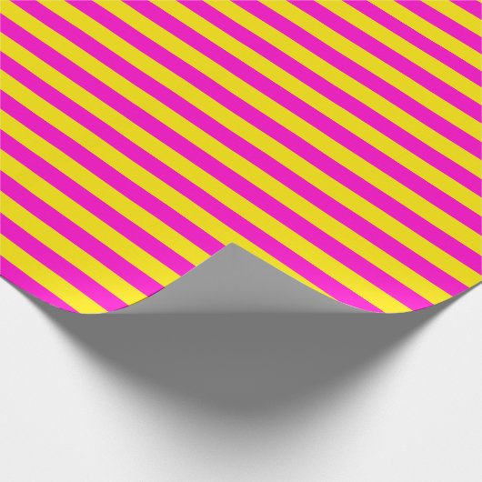 Hete roze en kanariegele strepen cadeaupapier (Hoek)