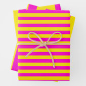 Hete roze en kanariegele strepen inpakpapier vel (In situ)