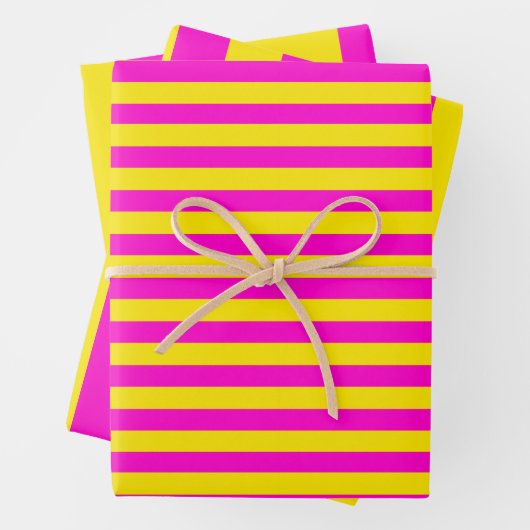 Hete roze en kanariegele strepen inpakpapier vel (In situ)