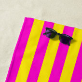 Hete roze en kanariegele strepen strandlaken (In situ)