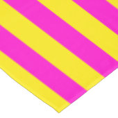 Hete roze en kanariegele strepen tafelkleed (Gekanteld)
