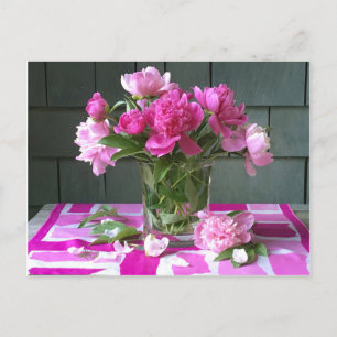 Hete roze pioenrozen op hete roze zijden sjaal feestdagenkaart