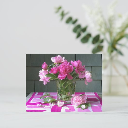 Hete roze pioenrozen op hete roze zijden sjaal feestdagenkaart (Staand voorkant)