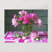 Hete roze pioenrozen op hete roze zijden sjaal feestdagenkaart (Voorkant)