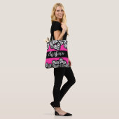 Hete roze zwart-witte zebra patroon hartnaam tote bag (Op model)
