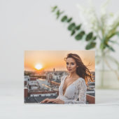 Hete vrouw op dak briefkaart (Staand voorkant)