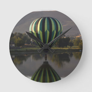 Heteluchtballon boven de Yakima-rivier Ronde Klok