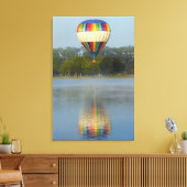 Heteluchtballon boven rivier canvas afdruk (Insitu (Woonkamer))