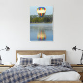 Heteluchtballon boven rivier canvas afdruk (Insitu (Slaapkamer))