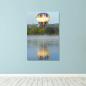 Heteluchtballon boven rivier canvas afdruk (Insitu (Houten vloer))