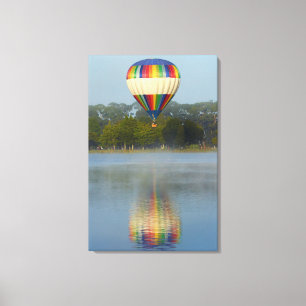 Heteluchtballon boven rivier canvas afdruk