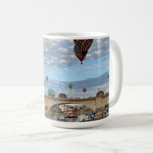 Heteluchtballonnen boven de London Bridge 2026 Koffiemok