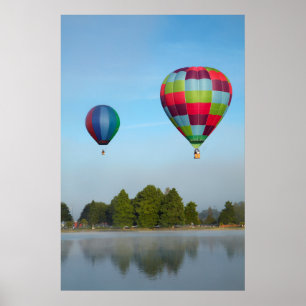 Heteluchtballonnen boven een meer, NZ Poster