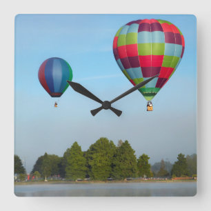 Heteluchtballonnen boven een meer, NZ Vierkante Klok