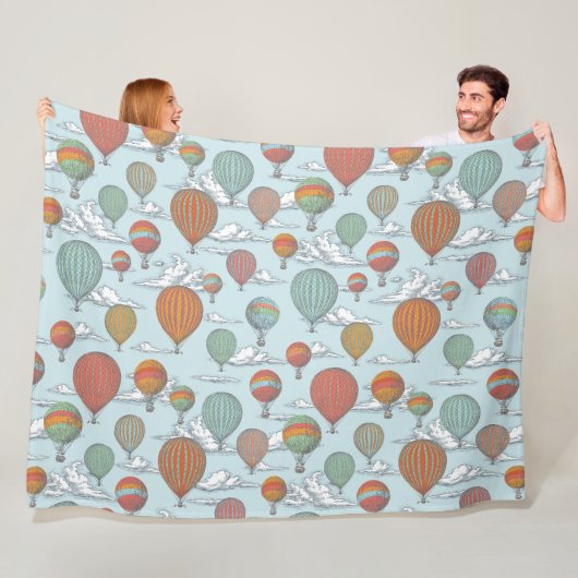 heteluchtballonnen en bewolkte achtergrond van de fleece deken (In situ)