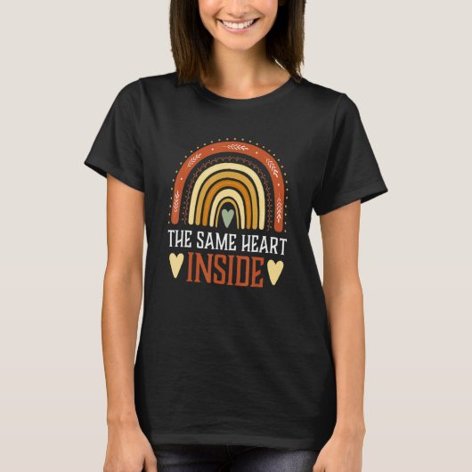 Hetzelfde hart in de Afrikaanse Amerikaanse zwarte T-shirt (Voorkant)
