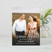 Hetzelfde liefdesbruilofts-aankondigingsfoto met m kaart (Staand voorkant)