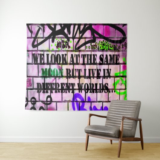 Hetzelfde Maan Verschillende Werelden Kleurrijk Gr Wandkleed (In Situ (horizontaal))
