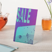 Heup en grungy verkoopbord met neon elementen reclamebord met voetstuk (Insitu)