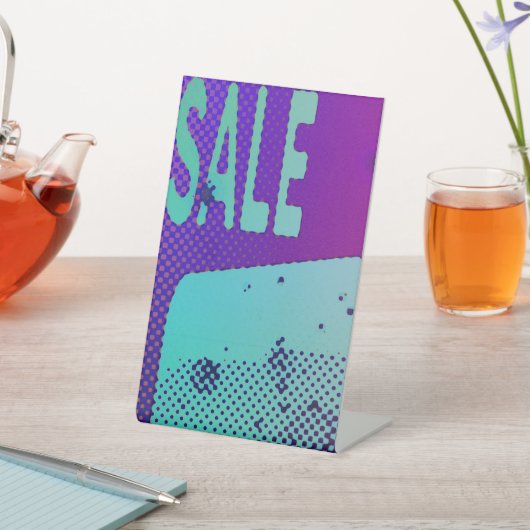 Heup en grungy verkoopbord met neon elementen reclamebord met voetstuk (Insitu)