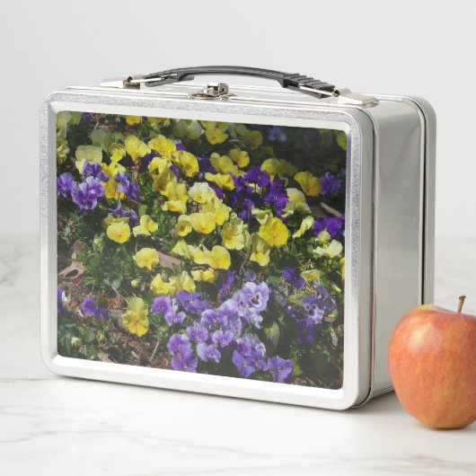 Heuvel met paarse en gele viooltjes (In situ)