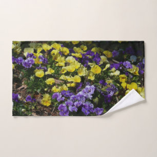 Heuvel met paarse en gele viooltjes handdoek