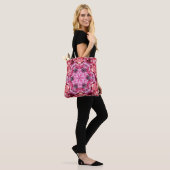 Hex Mandala Roze Rood en Wit Tote Bag (Op model)