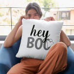Hey Boo Black en White Funny Halloween Ghost Kussen<br><div class="desc">Moderne en schattige "Hey Boo" Halloween home decor-kussen zijn uitgerust met tekst in zwart,  grijs en wit,  met een klein spookaccent.</div>