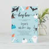 Hey Boo Halloween Birthday Blue Invitation Kaart (Staand voorkant)