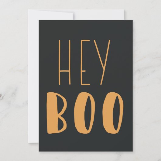 "Hey Boo" Halloween Typografie modern Custom Feestdagenkaart (Voorkant)