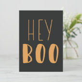 "Hey Boo" Halloween Typografie modern Custom Feestdagenkaart (Staand voorkant)