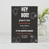 Hey Boo Halloween Verjaardagsfeestje Kaart (Staand voorkant)