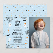 Hey Boo, invitación de Halloween azul con foto Kaart (Voorkant / Achterkant)