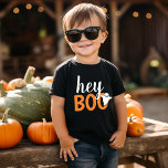 Hey Boo Oranje Black Funny Halloween Ghost<br><div class="desc">Het moderne en schattige "Hey Boo" Halloween grafische T-shirt is voorzien van tekst in oranje en witte letters met een klein spookaccent. Verkrijgbaar in verschillende stijlen en grootten voor de hele familie.</div>