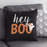 Hey Boo Oranje Black Funny Halloween Ghost Kussen<br><div class="desc">Moderne en schattige "Hey Boo" Halloween home decor-kussen bieden tekst in oranje en witte letters met een klein spookaccent.</div>