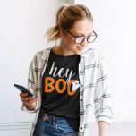 Hey Boo Oranje Black Funny Halloween Ghost Womens<br><div class="desc">Het moderne en schattige "Hey Boo" Halloween grafische T-shirt is voorzien van tekst in oranje en witte letters met een klein spookaccent. Verkrijgbaar in verschillende stijlen en grootten voor de hele familie.</div>