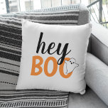 Hey Boo Oranje White Funny Halloween Ghost Kussen<br><div class="desc">Moderne en schattige "Hey Boo" Halloween home decor-kussen zijn voorzien van tekst in zwarte,  oranje en witte kleuren met een klein spookaccent.</div>