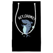 Hey Chums Funny Toothy Shark Pun Klein Cadeauzakje (Voorkant)