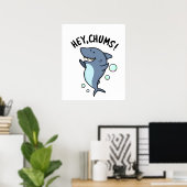 Hey Chums Funny Toothy Shark Pun Poster (Thuiskantoor)