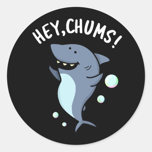 Hey Chums Funny Toothy Shark Pun Ronde Sticker (Voorkant)