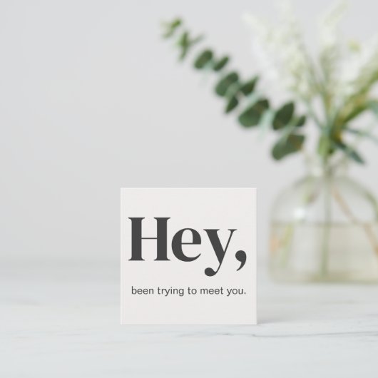 Hey Modern Minimal Bold Typografie QR Code Zwart Vierkante Visitekaartje (Staand voorkant)