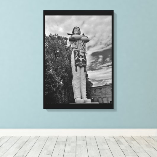 Hiawatha Statue Canvas Afdruk (Insitu (Houten vloer))
