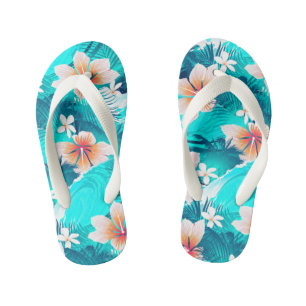 Hibiscus bloemen op het strand kinder teenslippers
