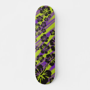 hibiscus blooms in het zwart   groene violette gol skateboard