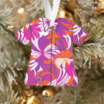 Hibiscus Oerwoud Hawaiian Tropical Aloha Shirt Ornament<br><div class="desc">Vibrant rood-oranje,  paars en magenta roze kleurweg. Geïnspireerd door de borsten en aloha shirten van de jaren vijftig en zestig,  laat dit patroon hibiscus bloemen zien in een wit patroon. Dit ontwerp komt in verschillende kleuren.</div>