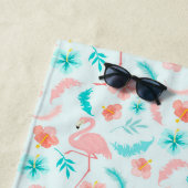 Hibiscus Pattern Pink Flamingo Strandlaken (In situ)