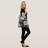 Hibiscus-teen-zwarte en witte bloemen-eiland tote bag (Op model)
