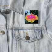 hibiscus vierkante button 5,1 cm (In situ)