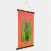 Hibiscusbloem met dauwdruppels en Bijbelvers Hangend Wandkleed (Gebogen)