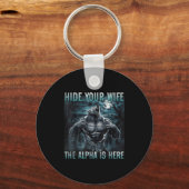 Hide Your Wife The Alpha Is Here Funny Alpha Wolf Sleutelhanger (Voorkant)